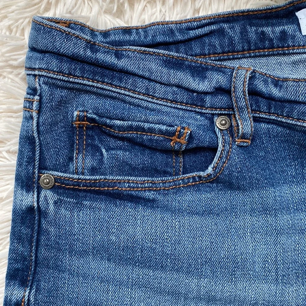 Loft Raw Hem Jean Shorts 💗 Medium Wash - Picture 8 of 11